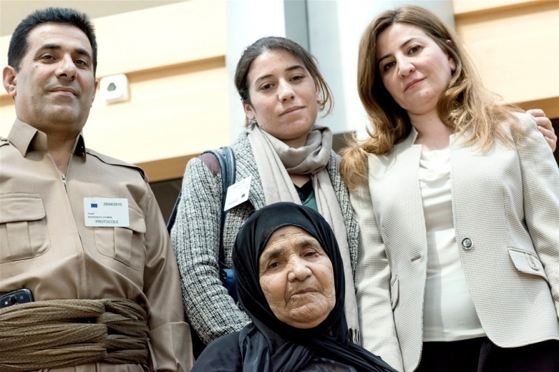  Vian Dakhil (a destra) con una delegazione delle vittime dello Stato Islamico al Parlamento Europeo